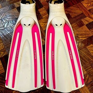 Oceanic Viper Full Foot Fins, great for swim, snorkel, and dive. Size 4.5-5.5